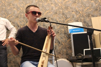 Görme Engelli Ama 6 Farklı Enstrüman Çalıyor