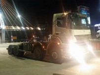 ÜST GEÇİT - Açık Unutulan Damper Koparak Üst Geçit İle Yol Arasında Sıkıştı