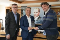 ERDAL İNÖNÜ - Başkan Uysal'a Teşekkür Plaketi