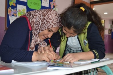 Çocuklarıyla Beraber Okumaya Öğreniyorlar