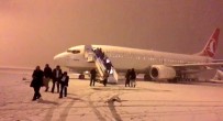 Erzurum havalimanında uçaktan inen yolculara kar sürprizi