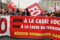 İŞ BIRAKMA - Fransa'da 3 Ay Sürecek Grevler İçin İşçiler Sokağa İndi