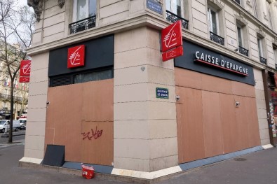 Fransa'da 3 Ay Sürmesi Beklenen Grevler Başladı