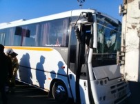 SERVİS OTOBÜSÜ - İzmir'de Zincirleme Kaza Açıklaması 2 Öğrenci Yaralandı