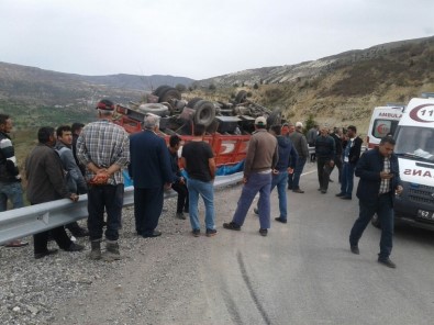Kamyon Ters Döndü, Yara Almadan Kurtuldular