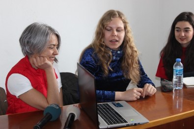 Litvanyalı Genç Kız Hem Gönüllü Çalışıyor, Hem İngilizce Öğretiyor