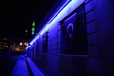 Mardin'de Otizme Karşı Mavi Işık Yak Kampanyasına Destek