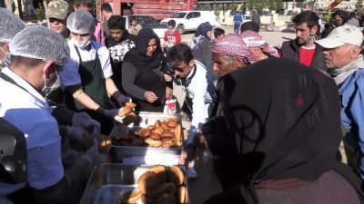 Mehmetçik Ekmeğini Afrinlilerle Paylaşıyor