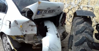 Midyat'ta Traktör Park Halindeki 3 Araca Çarptı Açıklaması 1 Yaralı