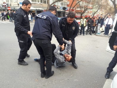 Başkent'te Sokak Ortasında Polise Bıçak Çektiler