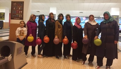 Pursaklarlı Kadınlar Bowlingle Stres Attı
