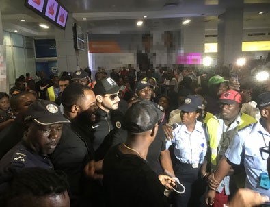 Ünlü oyuncu Tolgahan Sayışman, Afrika'da izdiham yarattı