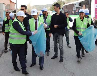 Vali Yelek Giyip Eldiven Takarak Çöp Topladı