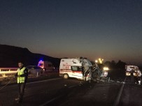 Ambulans Tıra Çarptı 1 Sağlık Personeli Hayatını Kaybetti
