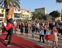 DÜNYA DANS GÜNÜ - Çeşme'de Dünya Dans Günü'ne Zumbalı Kutlama