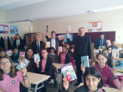 Gömeç'te Kaymakamlık Ve Belediyeden Öğrencilere Kitap Desteği