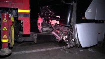 TUR OTOBÜSÜ - İzmir'de Hafif Ticari Araç Otobüsle Çarpıştı Açıklaması 5 Ölü, 1 Yaralı