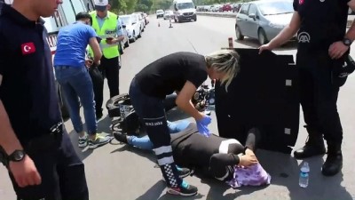 Kazada Yaralanan Kadını Güneşten Korudu