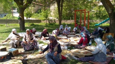 Köylü Kadınlardan Gözleme Hayrı Ve Yağmur Duası