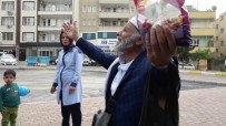 ZİKİR - (Özel) Halk Otobüsünde Şeker Dağıtan Vatandaş Yolcuların Kandilini Kutladı