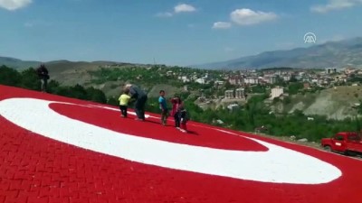 Parke Taşlarıyla Dev Türk Bayrağı