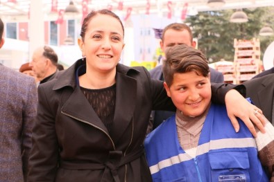 15 Yaşındaki Pazarcı Tezgah Başında Söylediği Türkü İle Mest Etti