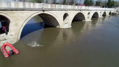 AFAD Tarihi Köprünün Tıkanan Gözlerini Temizledi