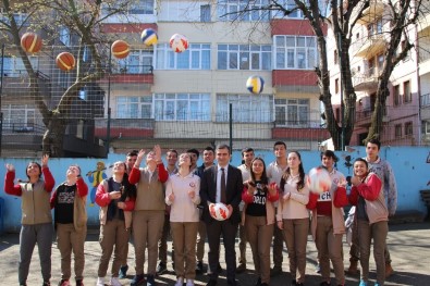 Akçakoca'da Okullara Voleybol, Basketbol Ve Futbol Topu Dağıtıldı