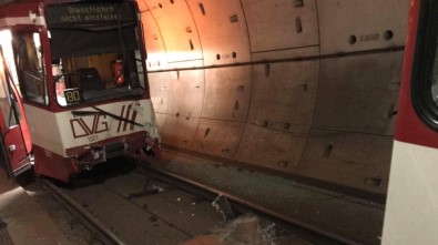 Almanya'da Metro Kazası Açıklaması 35 Yaralı