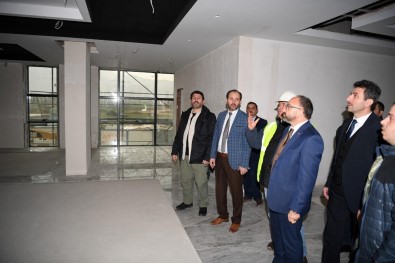 Başkan Üzülmez, Kartepe Belediyesi Yeni Binasını İnceledi