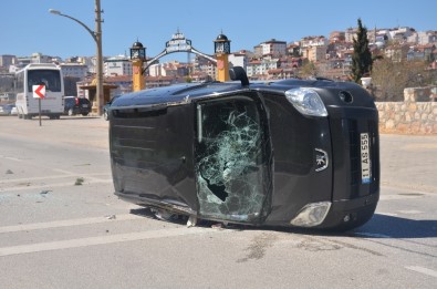 Bilecik'te Trafik Kazası, 2 Kişi Yaralandı