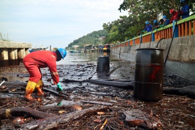 Endonezya Petrol Sızıntısını Durdurmaya Çalışıyor