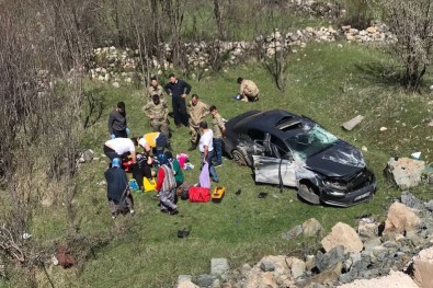 Gümüşhane'de Virajı Alamayan Otomobil Bahçeye Yuvarlandı Açıklaması 3 Yaralı