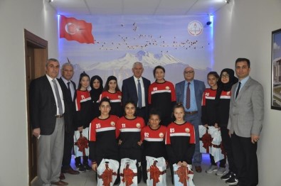 İl Milli Eğitim Müdürü Osman Elmalı Türkiye Şampiyonlarını Ödüllendirdi