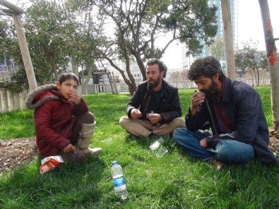 (Özel) Taksim'de Suriyeli Dilencilerin İçki Alemi Kameraya Yansıdı