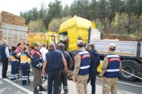 KıRıM - Tıra Arkadan Çarpan Tır Şoförü Araçta Sıkıştı