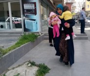 Ataşehir'deki Yangında Bebeğini Alan Dışarı Koştu