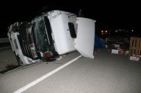 Devrilen Tırdaki Şekerler Yola Saçıldı, Şoför Yaralandı