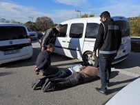 İNSAN KAÇAKÇISI - Kaçak Göçmenler Nefes Kesen Operasyonla Yakalandı