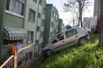 Kocaeli'de Kontrolden Çıkan Otomobil, İstinat Duvarına Çarptı