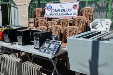 Köy Konağını Talan Ettiler, Okulu Soydular Ama Jandarma'dan Kaçamadılar