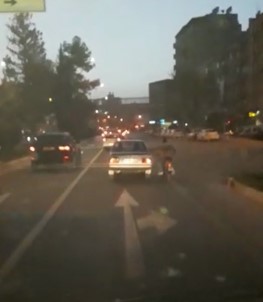 Motosiklet Sürücüsü Seyir Halindeki Otomobile Tutunarak İlerledi