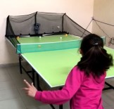 Öğrenciler Otomatik Masa Tenisi Makinesiyle Antrenman Yapıyor