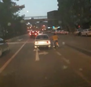 Otomobil Sürücüsü Arıza Yapan Motosikleti Böyle Çekti