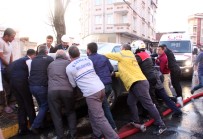 Otomobili Kucaklayıp Yoldan Çektiler