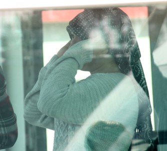 Ağabeyi saçını kazıtıp eve hapsetti!