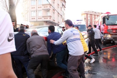 Vatandaşlar Ve Polis Ambulansın Geçebilmesi İçin Otomobili Elleriyle Kaldırdı