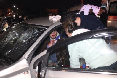 Yol Yapım Çalışmalarını Geç Fark Eden Sürücü Kaza Yaptı Açıklaması 2 Yaralı