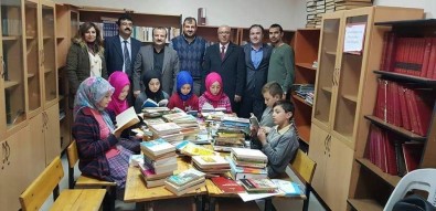 Aslanapa'da 2 Vatandaş Okullara 400 Kitap Bağışında Bulundu