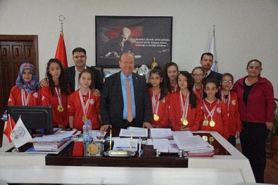 Gazipaşa Kız Voleybol Takımı'ndan Başkan Özakcan'a Ziyaret